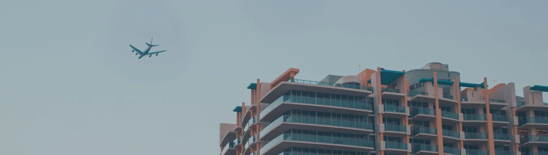Software de gestión de propiedades (PMS) con interfaz intuitiva mostrando reservas y disponibilidad en un calendario, facilitando la administración eficiente de hoteles y alojamientos turísticos.