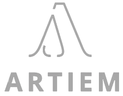 Logotipo de Quonext en tono gris, socio tecnológico líder en soluciones de software de gestión empresarial y transformación digital. Ideal para identificar el cliente de Artiem.