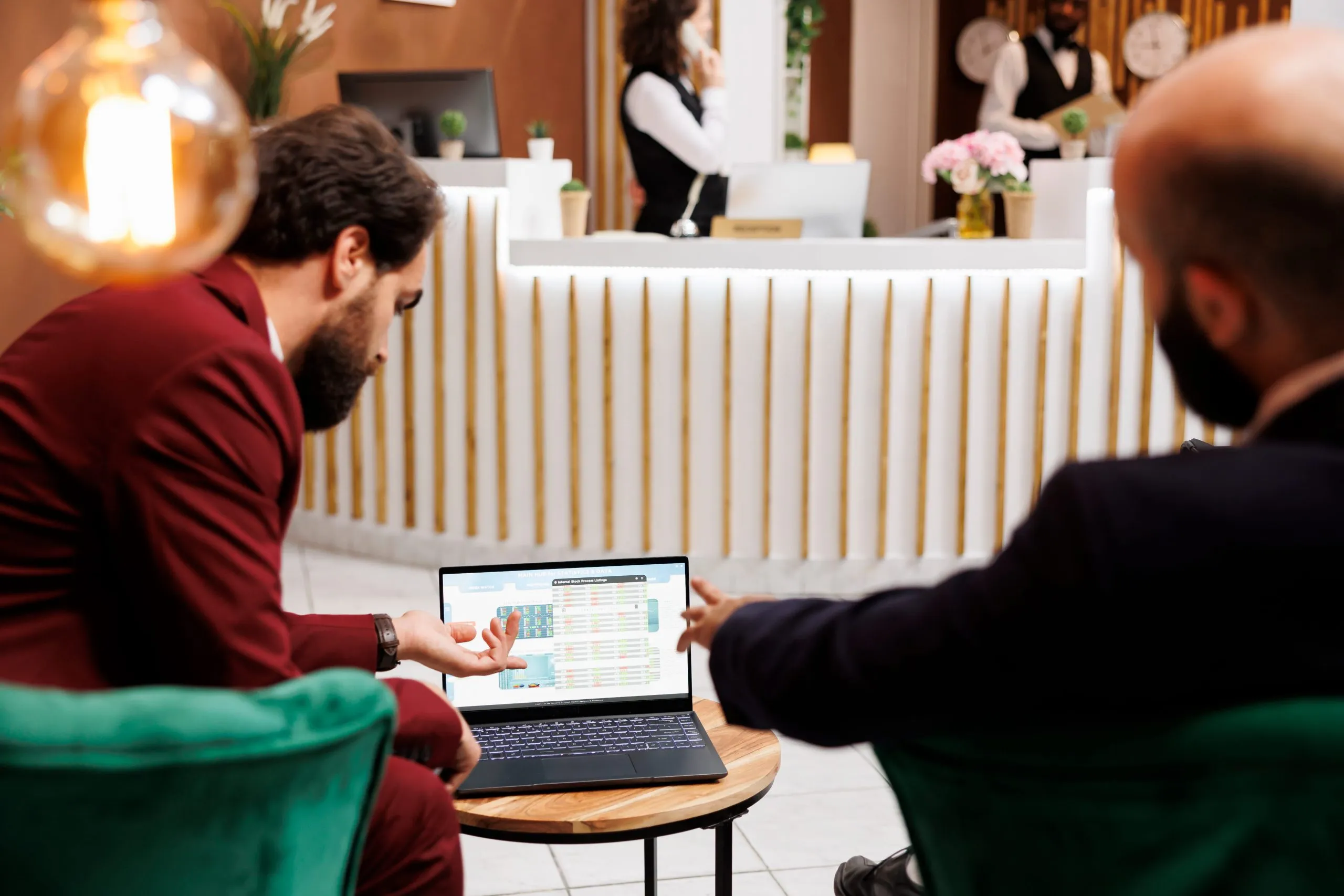 Emprendedores colaboran y comparten ideas en un entorno de trabajo moderno, clave para la innovación en CRM hotelero con IA en España.